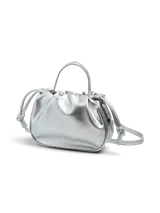 Bolso de mano plateado con efecto cuero, diseño fruncido tipo globo (balloon) y cordones ajustables laterales. Posee asa superior y correa ajustable extraíble.