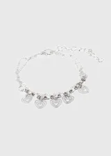 Pulsera plateada de doble cadena con dijes de corazones calados y strass.