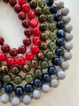 Collar de doble vuelta compuesto por cuentas circulares de color azul intenso con acabado brillante.