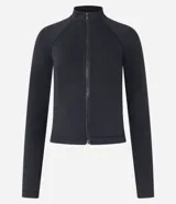 Blusa negra de microfibra con cuello alto y cierre frontal con cremallera, de manga larga y corte ajustado.