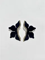 Par de aros dorados con forma de media flor, con detalle de strass negro y gancho de acero quirúrgico.