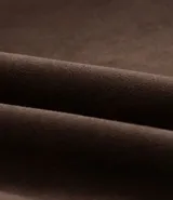 Campera masculina de estilo casual con cuello inglés, cierre frontal por cremallera, bolsillos laterales y ajuste elástico en el bajo. Presenta detalles de recortes en la parte superior delantera.