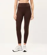 Calza legging deportiva de color marrón oscuro, con cintura alta y ajuste ceñido al cuerpo.