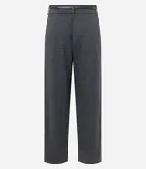 Pantalón de corte recto confeccionado en punto roma con estampado de cuadros. Presenta cintura estructurada con pliegues delanteros, trabillas para cinturón y cierre frontal. Incluye un cinturón fino con hebilla metálica.