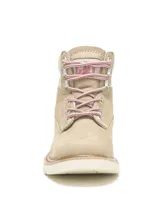Botas Caterpillar modelo Colorado 2.0 de cuero nubuck en color tostado, con cordones bicolores en tonos rosados y blancos, cuello acolchado blanco con el logo de la marca en rosa, y suela dentada de goma.