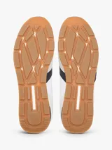 Championes de diseño runner de Tommy Hilfiger, confeccionados en una combinación de textil y cuero en color blanco, con detalles en gris claro, azul marino y suela de goma color caramelo.