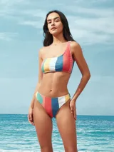 Conjunto de bikini con estampado a rayas verticales de colores. El corpiño es asimétrico, de un solo hombro, y la bombacha es de tiro alto.