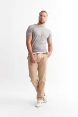 Remera gris oscuro de manga corta con cuello redondo y detalles a contratono en blanco en cuello y ruedo.