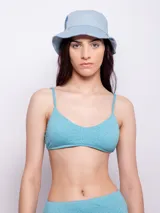 Top de bikini color naranja con textura animal print, breteles finos regulables, gancho en espalda, forro interior y copas desmontables.