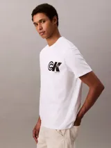 Remera de algodón regenerativo Calvin Klein de corte regular, color blanco, con cuello redondo y mangas cortas. Presenta un estampado gráfico con el monograma de la marca en contraste sobre el pecho.