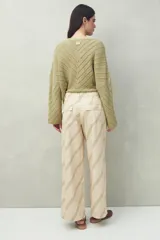 Pantalón ancho de algodón con estampado botánico en tonos verde y beige, corte recto y bolsillos de parche.