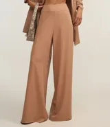 Pantalón pantalona femenina confeccionada en crepé, con cintura ancha, cremallera lateral y pences en la parte trasera.