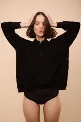 Campera de punto con cierre frontal, diseño de rayas horizontales en tonos verde, verde oscuro y rojo, y textura ondulada en el tejido.