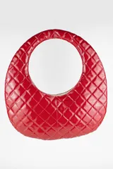 Cartera acolchada negra de silueta ovalada con asa circular integrada y diseño matelassé en rombos.