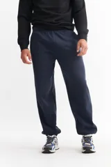 Pantalón de jogging negro de algodón, de corte holgado, con cintura elástica y puños ajustados en los tobillos.