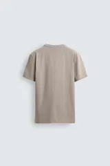 Camiseta de corte ajustado confeccionada en tejido de algodón con elasticidad, cuello redondo y manga corta.