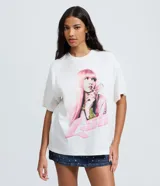 Remera de algodón con corte boxy, cuello redondo y mangas cortas. Presenta una estampa frontal de la cantante Lisa con tonos rosados.