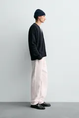 Cárdigan de hombre color negro, de corte regular fit, tejido en estructura compacta, con cuello pico, manga larga y cierre frontal de botonadura.