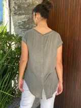 Remera de manga corta color gris oscuro con efecto gastado, cuello redondo y bolsillo frontal.