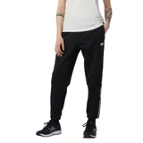 Pantalón de jogging negro de frisa, con puños ajustados y logo de New Balance estampado en blanco a lo largo de la pierna.