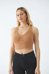Top tejido de punto color tostado, con escote en V, diseño de espalda cruzada y ajuste al cuerpo.