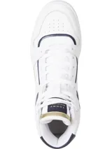 Zapatillas altas de cuero blanco con detalles en azul marino y rojo.