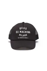 Gorra trucker negra con paneles frontales rígidos y paneles traseros de malla. Estampado frontal con el logo "DEUS EX MACHINA MILANO" y dirección en blanco.