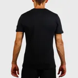 Remera deportiva negra de cuello redondo y manga corta.