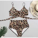 Conjunto de bikini de dos piezas de la marca Uniteduy, compuesto por un crop top amarillo liso con diseño cruzado y tirantes finos, y una bombacha de tiro alto con estampado floral y de hojas en tonos amarillos, verdes y blancos.