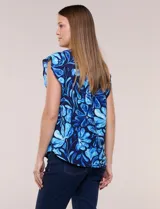Blusa holgada de viscosa liviana con estampado animal print tipo leopardo, escote en V y mangas casquillo con volados en los hombros.