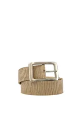 Cinturón color visón con textura grabada y hebilla cuadrada plateada.