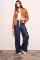 Camisa color camel de gamuza vegana con corte oversize y flecos en el pecho.