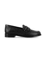 Mocasines negros de cuero con textura simil cocodrilo, adornados con tachas metálicas en los bordes y en la tira del empeine.