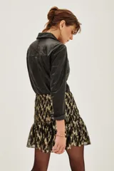 Falda corta de tiro alto con diseño drapeado en la cintura y ruedo con volado. Presenta un estampado abstracto en tonos oscuros con destellos metalizados.