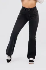Pantalón de jean negro de tiro alto con corte oxford y botamanga acampanada.