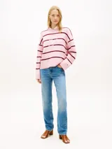 Sweater de punto Tommy Hilfiger confeccionado en puro algodón peinado, de diseño amplio y hombros caídos con rayas horizontales rosadas y burdeos. Cuenta con cuello redondo y logo en fuente Script bordado en el pecho.
