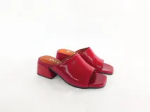 Sandalias rojas de charol con taco cuadrado.