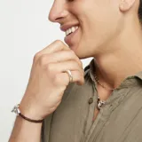 Anillo de plata de ley con forma redondeada y superficie lisa.