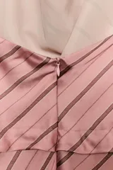 Vestido midi de satén con cuello halter y escote drapeado. Presenta un diseño a rayas diagonales y detalle de volantes en el frente.