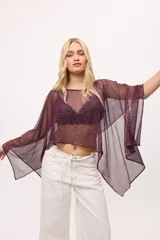 Poncho de chiffon en color celeste, con diseño ligero y fluido, ideal para superponer sobre otras prendas.