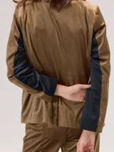 Blazer clásico de textura similar al terciopelo con brillo sutil, corte estructurado y forro interior estampado.