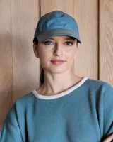 Gorra tipo visera de cuero en color azul, con diseño clásico de seis paneles y ajuste posterior.