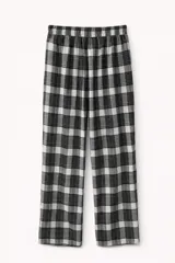Pantalon de pijama de corte recto y holgado, confeccionado en tela de franela con estampado de cuadros en tonos azul, crema y marrón. Cuenta con cintura elástica y cordón de ajuste frontal.