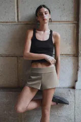 Shorts mini de tiro bajo color gris, con cierre lateral con cremallera oculta en costura.