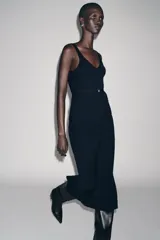 Falda midi de punto acanalado, color azul marino, de corte recto y cintura elástica.