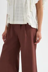 Pantalón ancho de viscosa color negro, con tiro alto y pinzas en la cintura.
