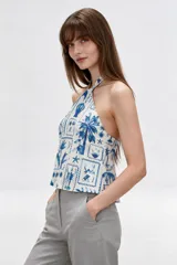 Top de viscosa con estampado en tonos azules y blancos, diseño holgado y escote halter con tirantes finos.