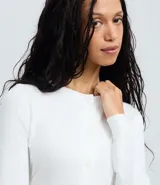 Cardigan de punto color gris, con cuello redondo, manga larga y cierre frontal con botones. Presenta puños y bajo acanalados, con un diseño clásico y versátil.