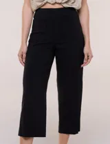 Pantalón capri blanco de corte recto y largo crop, con cintura alta y bolsillos delanteros aplicados estilo parche con detalle festoneado.