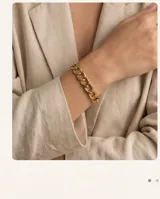 Pulsera tipo esclava de eslabones gruesos tipo cadena, con baño de oro.